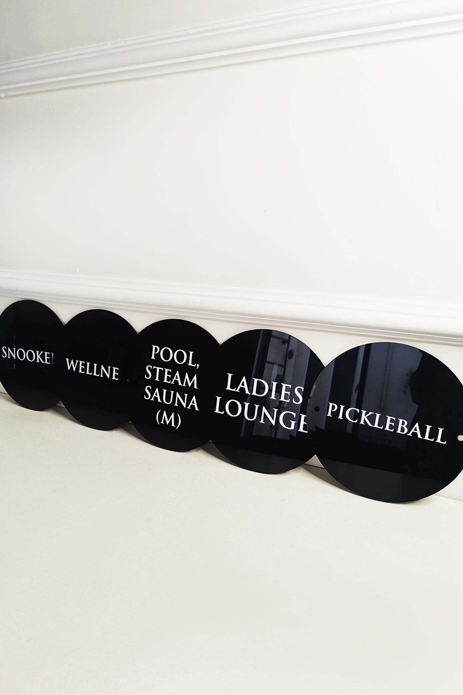 Elegant Round Office Sign – Compact & Customizable