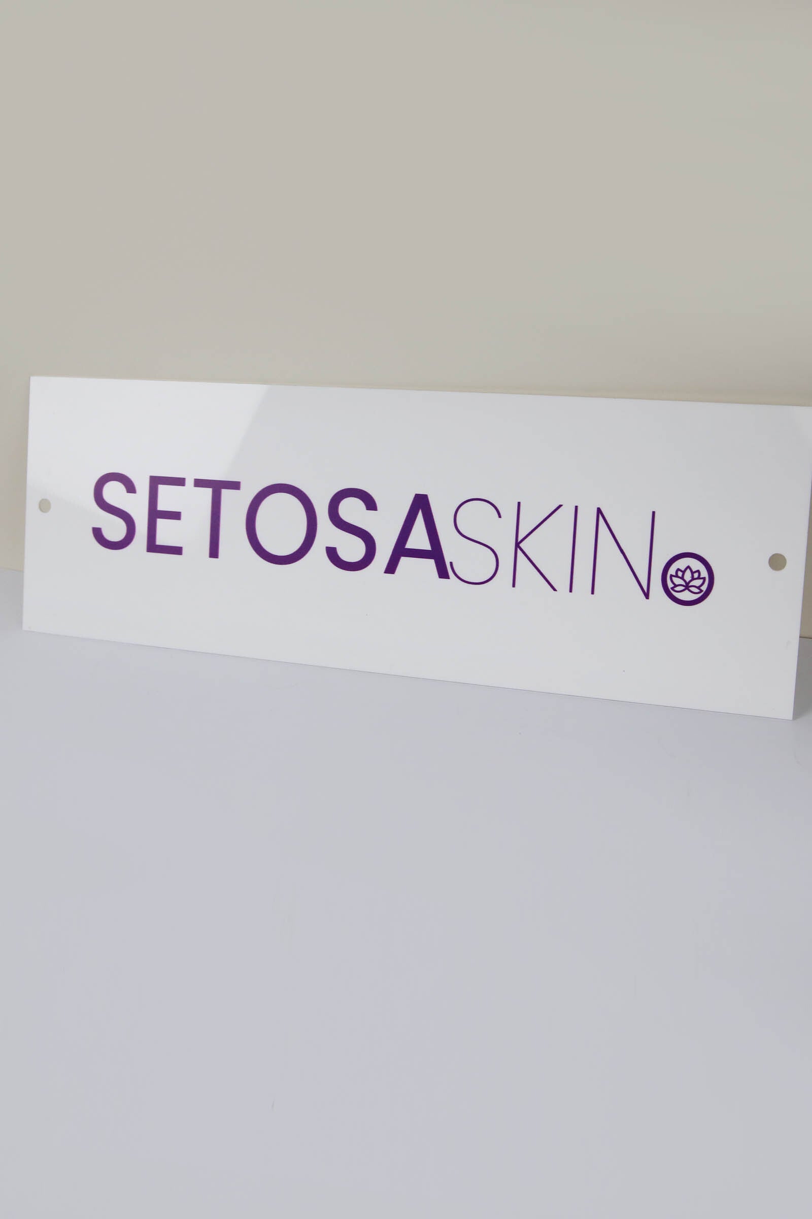Modern business nameplate with purple SETOSA SKIN text on white background, wall signage